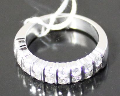 null BAGUE en or gris 18k serti d'une double ligne de diamants brillants (poids total:...