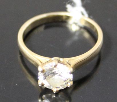 null BAGUE SOLITAIRE en or jaune serti d'un diamant rond demi-taille (env. 1,30 ct)....