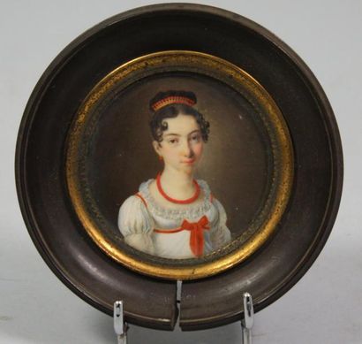 Ecole FRANCAISE vers 1820 PORTRAIT de jeune femme à la parure de corail. Miniature...