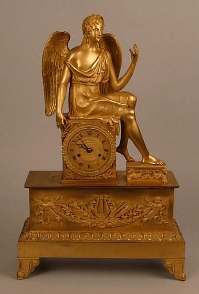 null BELLE PENDULE en bronze doré représentant un ange ou Apolllon assis sur une...