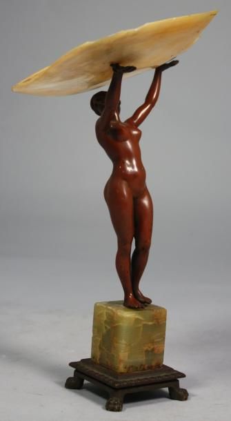 null VIDE POCHE en bronze représentant une femme supportant une coupe en nacre. Socle...