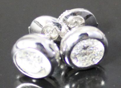 null PAIRE DE CLOUS D'OREILLE en or gris serti de diamants (env. 1,40 ct).