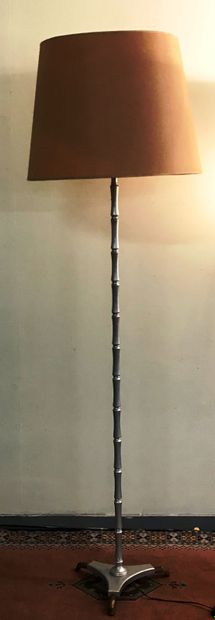 null LAMPADAIRE

en bois façon bambou laqué argent

Circa 1950

Haut. 155cm