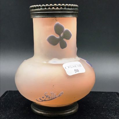 null ETABLISSEMENTS GALLE 

Petit vase pansu en verre dégagé à l'acide à décor d'hortensia.

Haut....
