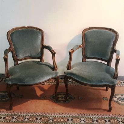null Pair of Louis XV style cabriolets in carved wood with blue velvet trim. 

Good...