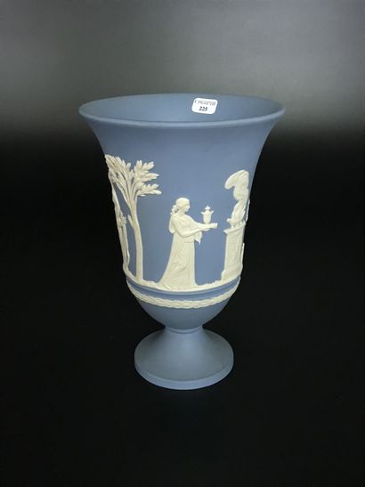 null WEDGWOOD

Vase sur piédouche en faience bleue à décor appliqué. 

H. 19,5 c...