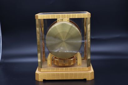  JAEGER LECOULTRE ATMOS Pendule atmosphérique en métal doré de forme cubique et vitrée...