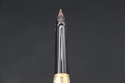  WATERMAN Gold plated fountain pen with 18K yellow gold nib with herringbone pattern....