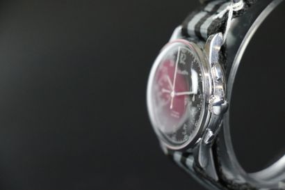  AIRAIN valjoux 22. Vers 1950. Montre-bracelet de type militaire en acier avec chronographe....