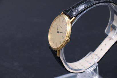 null Jaeger-LeCoultre in 18K yellow gold, Swiss of the 1980s, leather strap and signed...