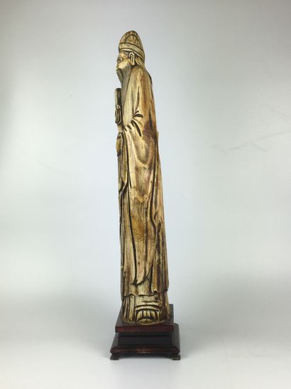 null CHINA Important carved tusk of a wise man. Wooden base. First half of the 20th...