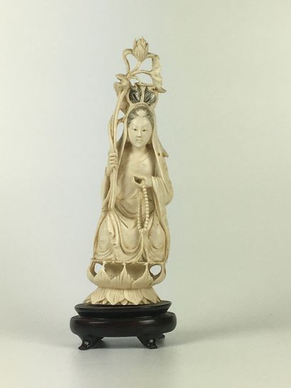 CHINE Statuette en ivoire à décor d'une divinité...