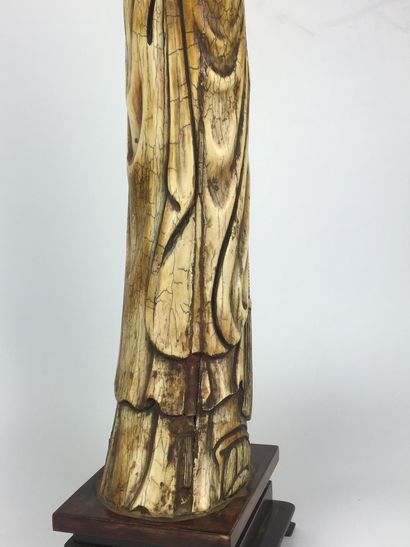 null CHINA Important carved tusk of a wise man. Wooden base. First half of the 20th...