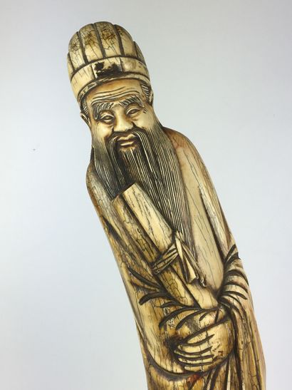 null CHINA Important carved tusk of a wise man. Wooden base. First half of the 20th...