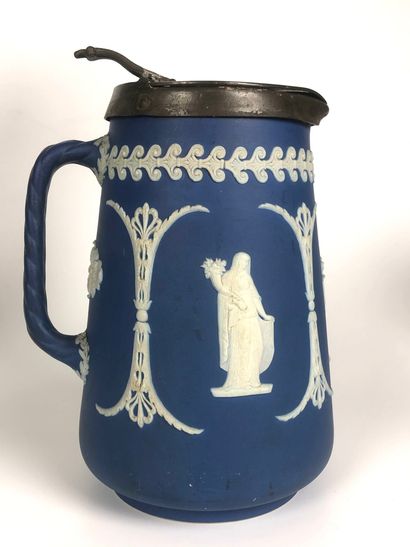 null WEDGWOOD Enamelled biscuit set comprising : - 3 pitchers with blue background...