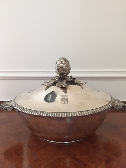  Covered silver soupier with shell-shaped side grips. The lid has a beaded edge chiselled...