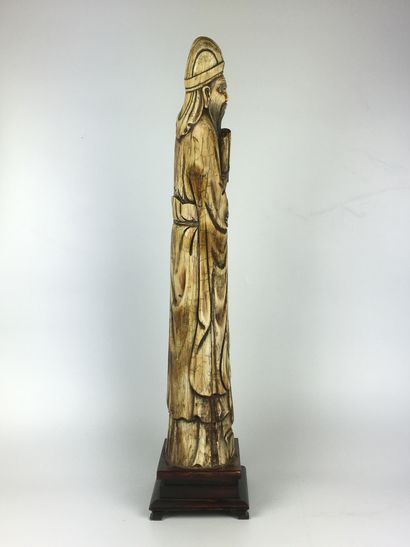 null CHINA Important carved tusk of a wise man. Wooden base. First half of the 20th...