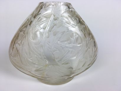 null LALIC Two engraved and frosted glass vases. One signed R. LALIQUE FRANCE and...