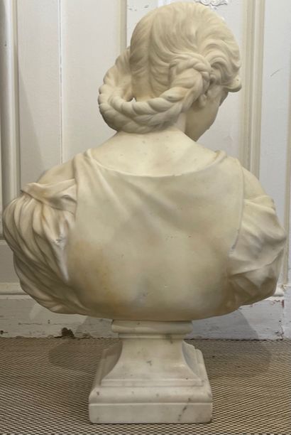  Hippolyte MOREAU (1832-1927) Jeune fille pensive Buste en marbre blanc. Signé Haut...