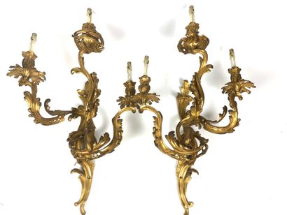 null Pair of ormolu and chiselled bronze sconces with three moving and foliated light...