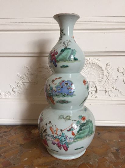 null CHINE Vase triple gourde en porcelaine décoré en émaux de la famille rose d'enfants...