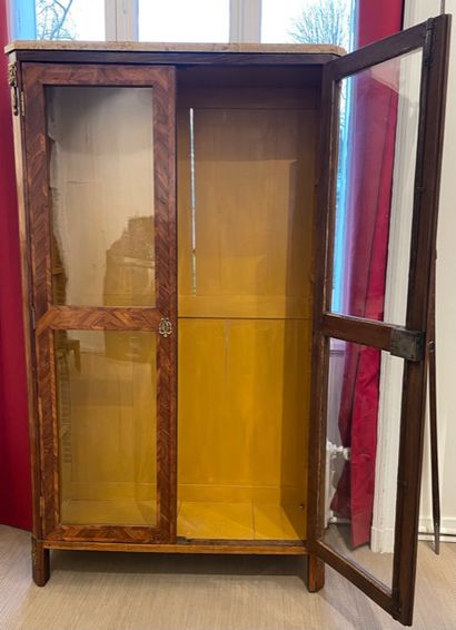 null VITRINE en bois de placage et marqueterie ouvrant par deux vantaux vitrés en...