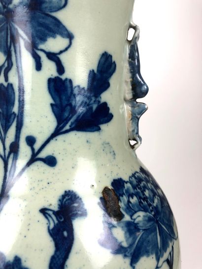 CHINE Grand vase balustre en porcelaine céladon à décor bleu d'un couple de paons....