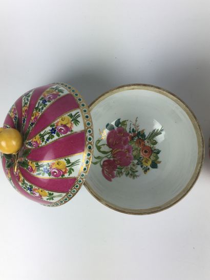 null MEISSEN Paire de bonbonnières couvertes en porcelaine polychrome à décor émaillé...