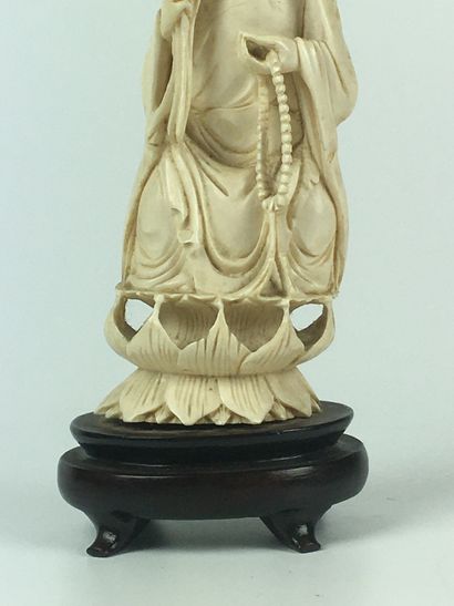 null CHINE Statuette en ivoire à décor d'une divinité sur un lotus. Socle bois. Première...