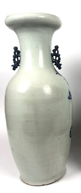  CHINE Grand vase balustre en porcelaine bleu blanc à décor de vases fleuris. XIXe...