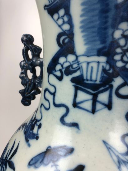  CHINE Grand vase balustre en porcelaine bleu blanc à décor de vases fleuris. XIXe...