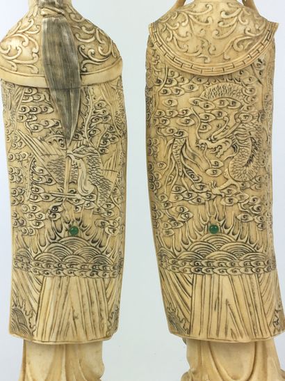 null CHINA Couple in chiselled ivory inlaid with stones. Wooden bases. First half...