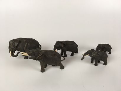 null JAPON Caravane de cinq éléphants en bronze patiné, les défenses en ivoire. L'un...