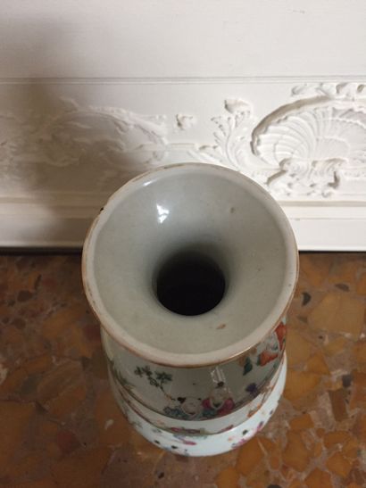  CHINE Vase triple gourde en porcelaine décoré en émaux de la famille rose d'enfants...