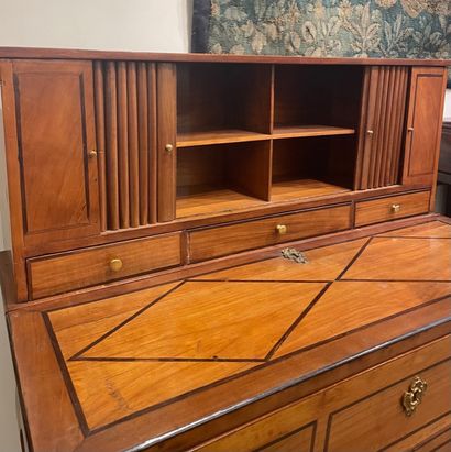 null Walnut desk inlaid with blackened wood fillets, opening with a drawer on the...