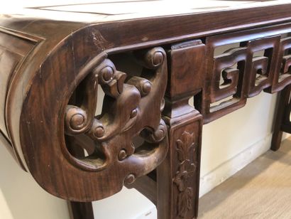 null CHINE Large console en bois dur à ceinture ajourée de rinceaux et lingzhi, le...