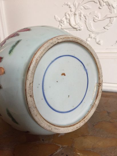  CHINE Vase triple gourde en porcelaine décoré en émaux de la famille rose d'enfants...