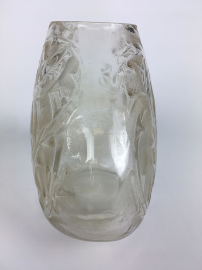 null LALIC Two engraved and frosted glass vases. One signed R. LALIQUE FRANCE and...