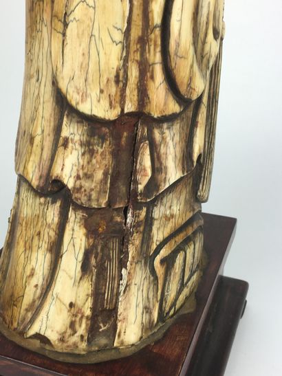 null CHINA Important carved tusk of a wise man. Wooden base. First half of the 20th...