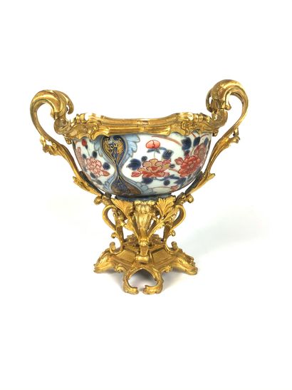 JAPAN Earthenware cup with Imari decoration...