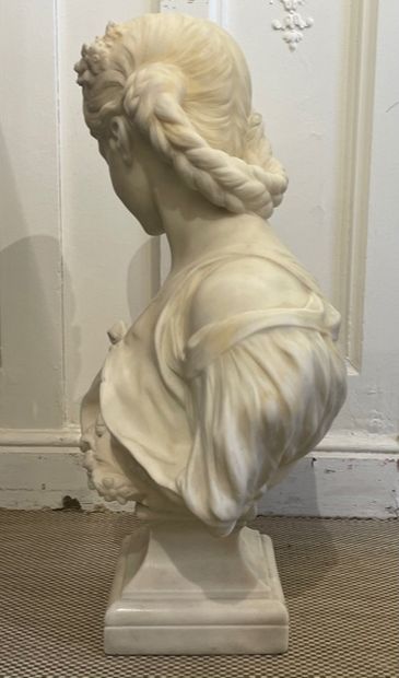  Hippolyte MOREAU (1832-1927) Jeune fille pensive Buste en marbre blanc. Signé Haut...