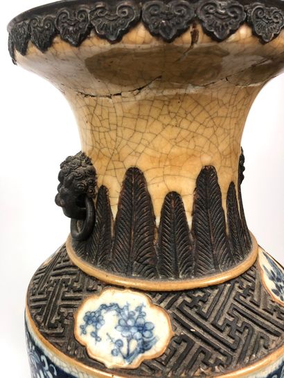 null CHINE Grand vase baluste en porcelaine craquelée décoré en bleu sous couverte...