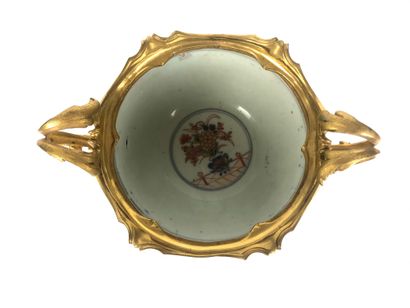 null JAPAN Earthenware cup with Imari decoration on a gilt bronze and chiselled frame...