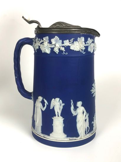 null WEDGWOOD Enamelled biscuit set comprising : - 3 pitchers with blue background...