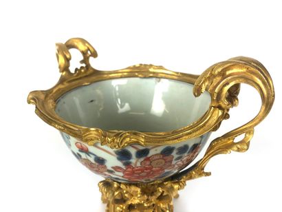 null JAPAN Earthenware cup with Imari decoration on a gilt bronze and chiselled frame...