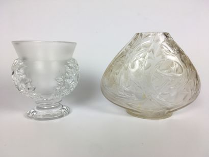 LALIQUE Deux vases en verre gravé et givré....