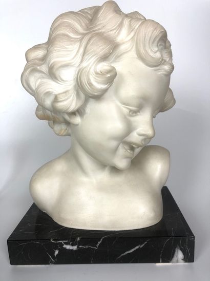 null Giuseppe CARLI (1915-1987) Jeune fille rieuse Buste en marbre signé au dos 24...