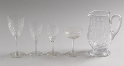 null DANS LE GOUT DE BACCARAT Douze verres à eau (H :19 cm), onze verres à vin, rouge...