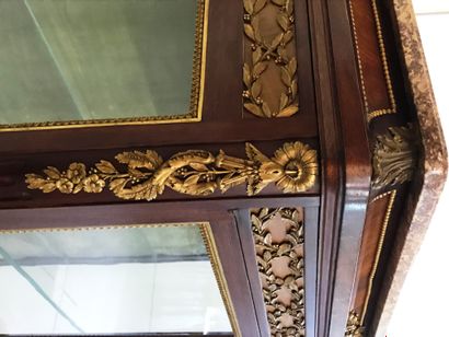 null VITRINE de style Louis XVI 

en bois de placage, ornements de bronze doré et...