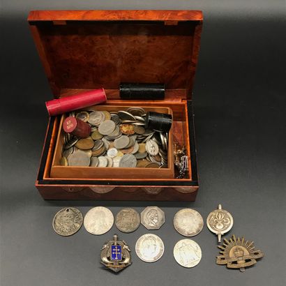 null Lot de monnaies anciennes dans un coffret, on y joint des étui à pièces en cuir,...